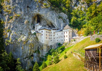 Viagem de um dia até a caverna Postojna e o castelo Predjama saindo de Lubliana